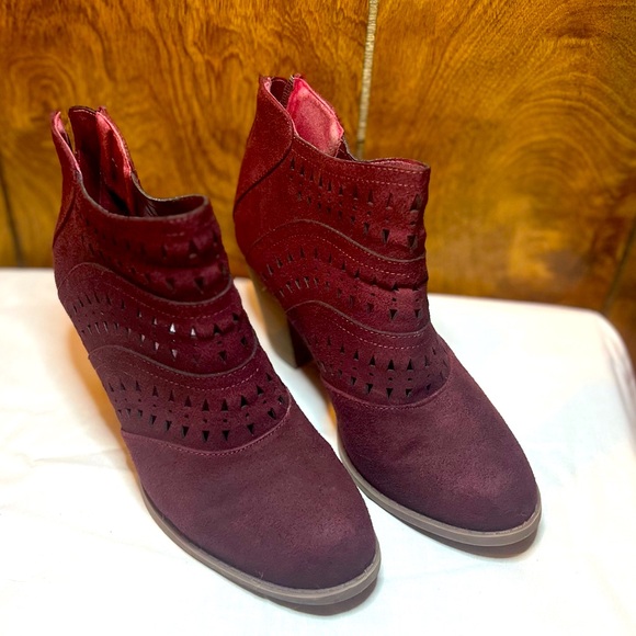 Diba - Maddie Cut Out Heeled Laser Cut Bootie - size 7 - Burgundy - Picture 6 of 8